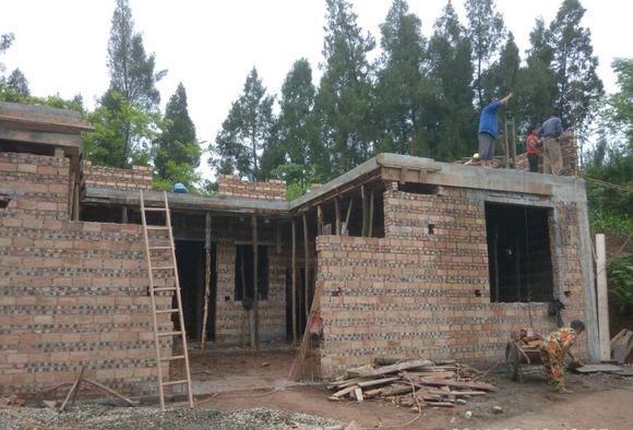 四川农村自建房 网友评论:地基太差,风水不好