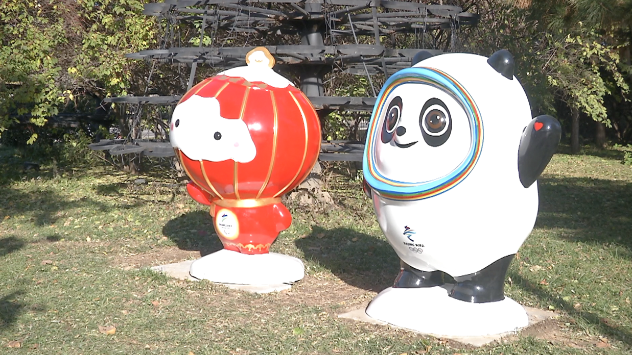 冬奥吉祥物“冰墩墩”“雪容融”亮相“双奥小街” 冬奥吉祥物“冰墩墩”“雪容融”亮相“双奥小街”