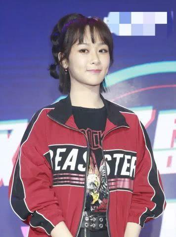 167杨紫穿短裙秀大长腿,效果不佳,网友:是鞋底