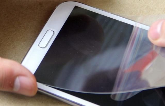 手机贴钢化膜不仅伤害眼睛,还能影响手机的信