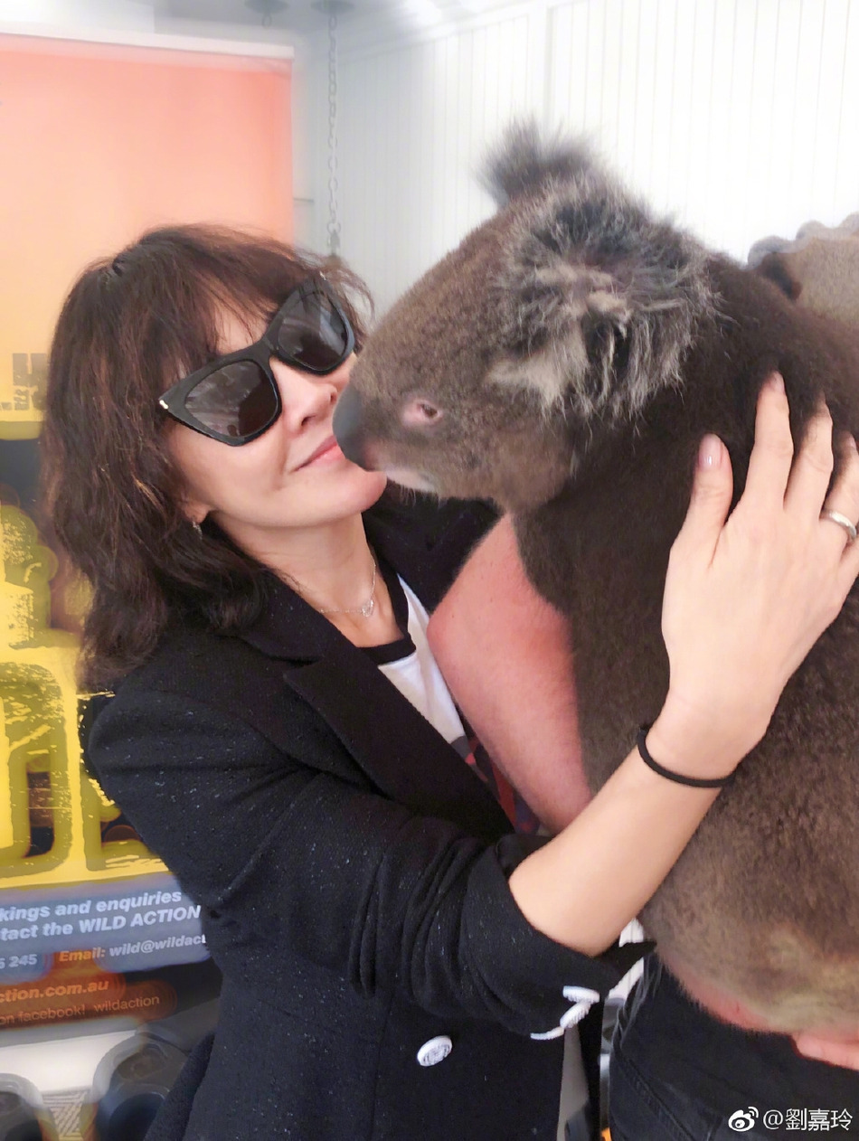 近日，刘嘉玲前往澳洲旅游度假，她在微博晒出一组在当地动物园游玩的照片，配文称：“动物是人类最亲密的朋友”。照片中她手举鳄鱼肩缠蟒蛇，与动物亲密接触毫无惧色。不少网友纷纷感叹道“嘉玲姐姐真是佩服你五体投地哈哈哈”、“？？？胆真大，真是皮皮玲”