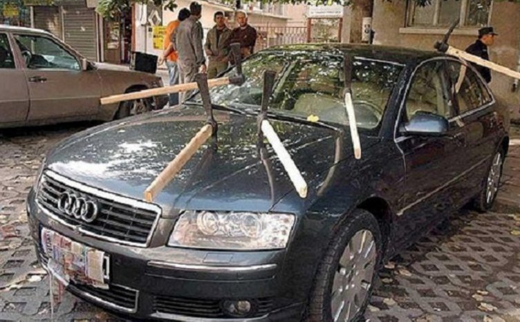 奥迪停小区楼下,居民纷纷送礼,车主取车时几度