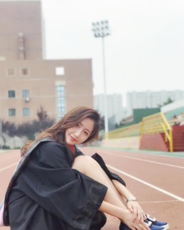 恒大小将女友晒毕业照 艺校美女身材好 恒大小将女友晒毕业照 艺校美女身材好