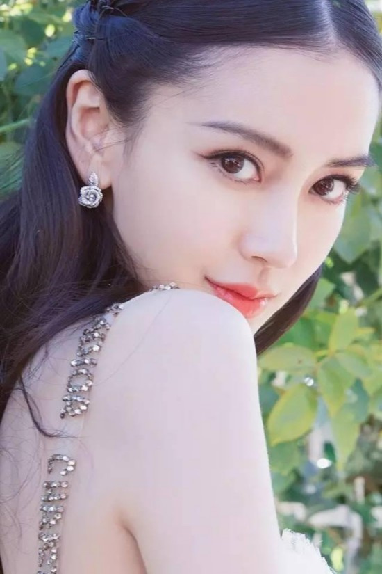 普通猫眼眼线的眼尾是微微上扬的.