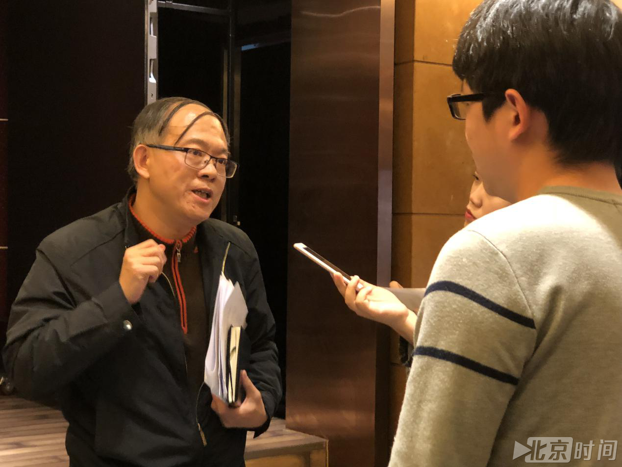 北京市对口支援办综合处处长周健向记者介绍情况