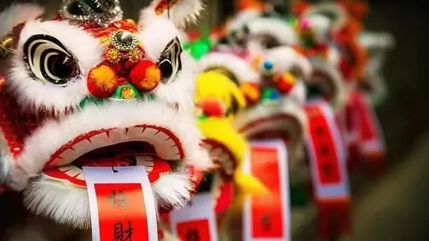 ​春节民俗丨正月初一：拜大年，压岁钱，舞狮子……