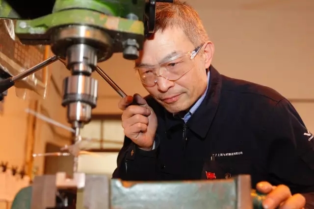 年其中的代表人物:胡双钱打造各种自己研发设计的零件有一双双手c919