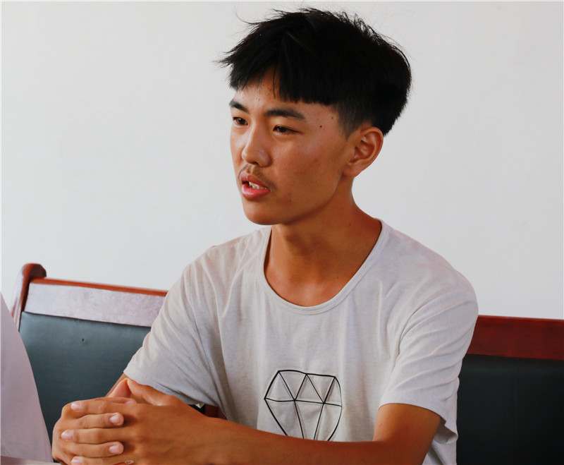 贫困大学生讲习所内谈家教话感恩