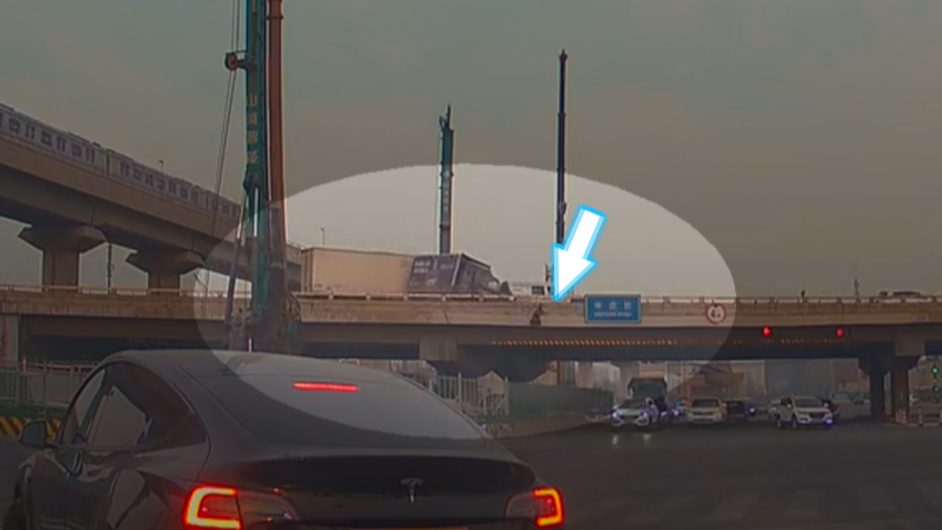 警示!高速发生事故未撤离 男子被撞飞下桥 警示!高速发生事故未撤离 男子被撞飞下桥