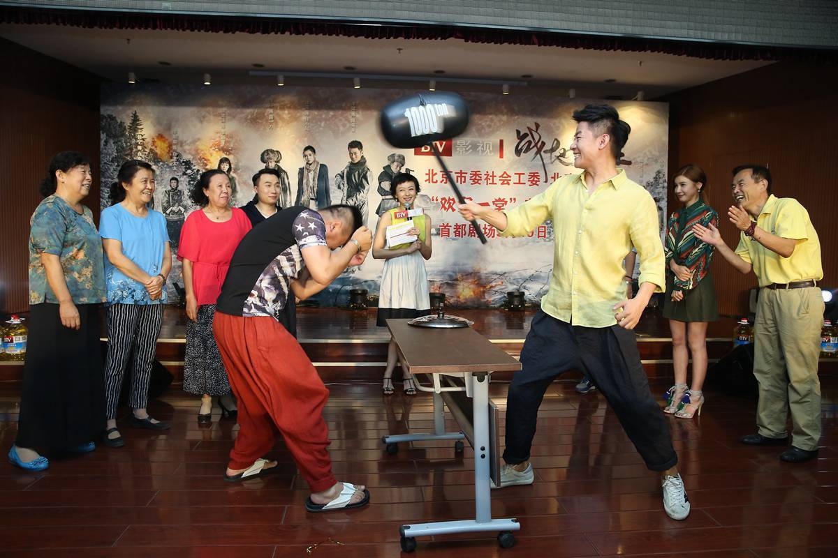 李健、王佳宁眼疾手快