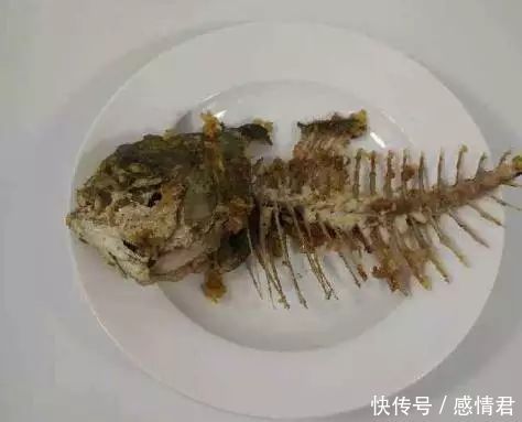 穷小伙相亲,走时打包吃剩的鱼,姑娘把他拉黑,5年后再见傻了眼!