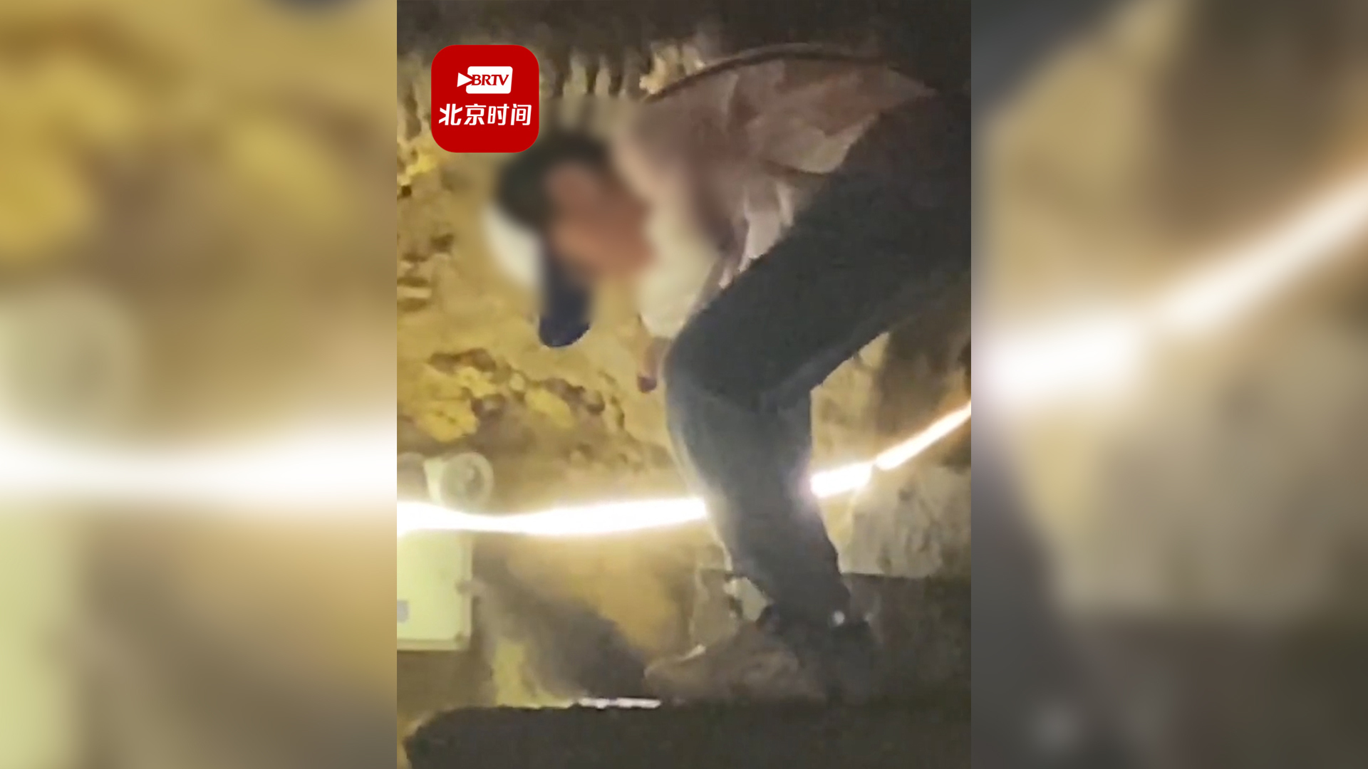 黄果树景区小孩用砖头砸断钟乳石带走 目击者:家长称孩子喜欢所以要带走 黄果树景区小孩用砖头砸断钟乳石带走 目击者:家长称孩子喜欢所以要带走