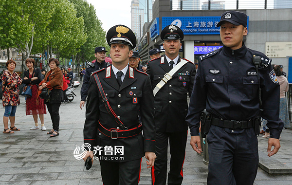 這3名波蘭遊客是一家三口,在上海見到來自歐洲的警察,3人十分驚喜.