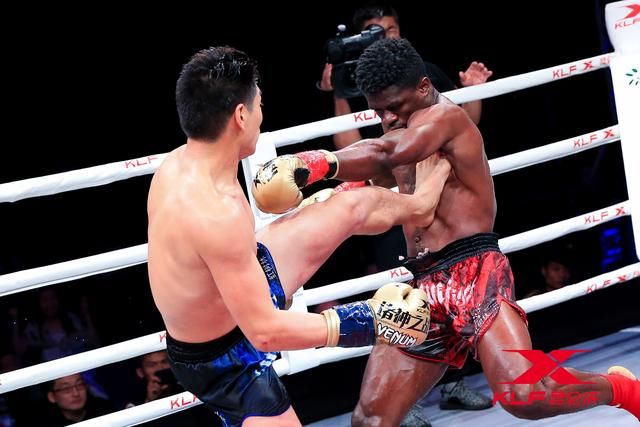 胡亚飞眉骨开裂拼尽全力 维克多率先挺进2018诸神16强!