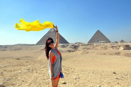 这位准妈妈名叫杨西欧，如今已怀孕8个月，跳肚皮舞已有8年。“我是在2009年接触到肚皮舞的，以前也跳拉丁、爵士这些舞，但接触到肚皮舞后就立即爱上了，专心跳这一种舞了。”