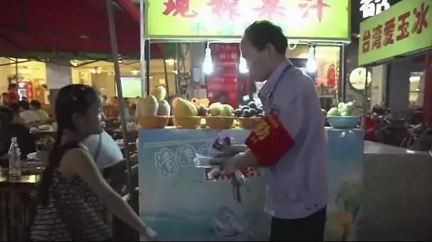 他赤手空拳打成夜市市长,小摊贩每年上交的管