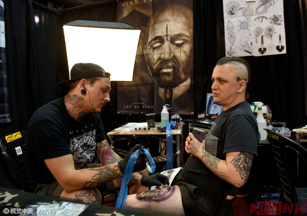 很多人喜爱上了这种疼痛的美丽，并将文身雕刻在自己的身上。