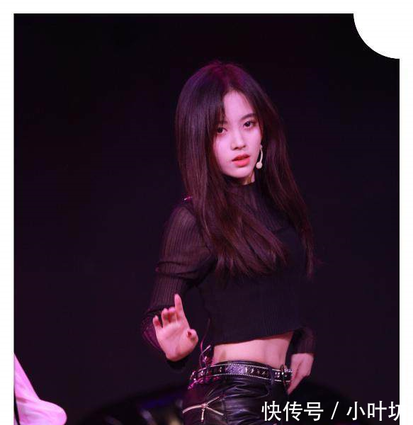 鞠婧祎咋想的竟把袜子当裤子穿,网友单飞后越