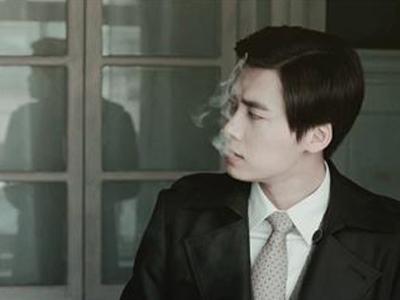 原来陈乔恩也抽烟,忽然想到怀孕的杨颖戒烟了