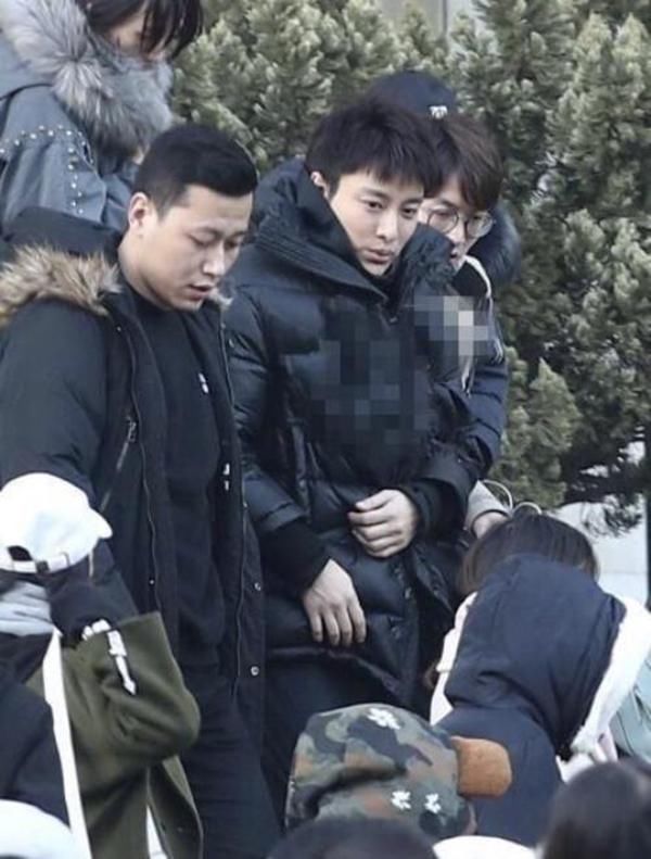 贾乃亮还是不肯原谅李小璐!摘下婚戒,开走豪车