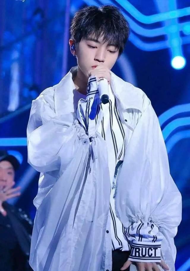 王俊凯、易烊千玺塑料外套也能穿的这么帅,网