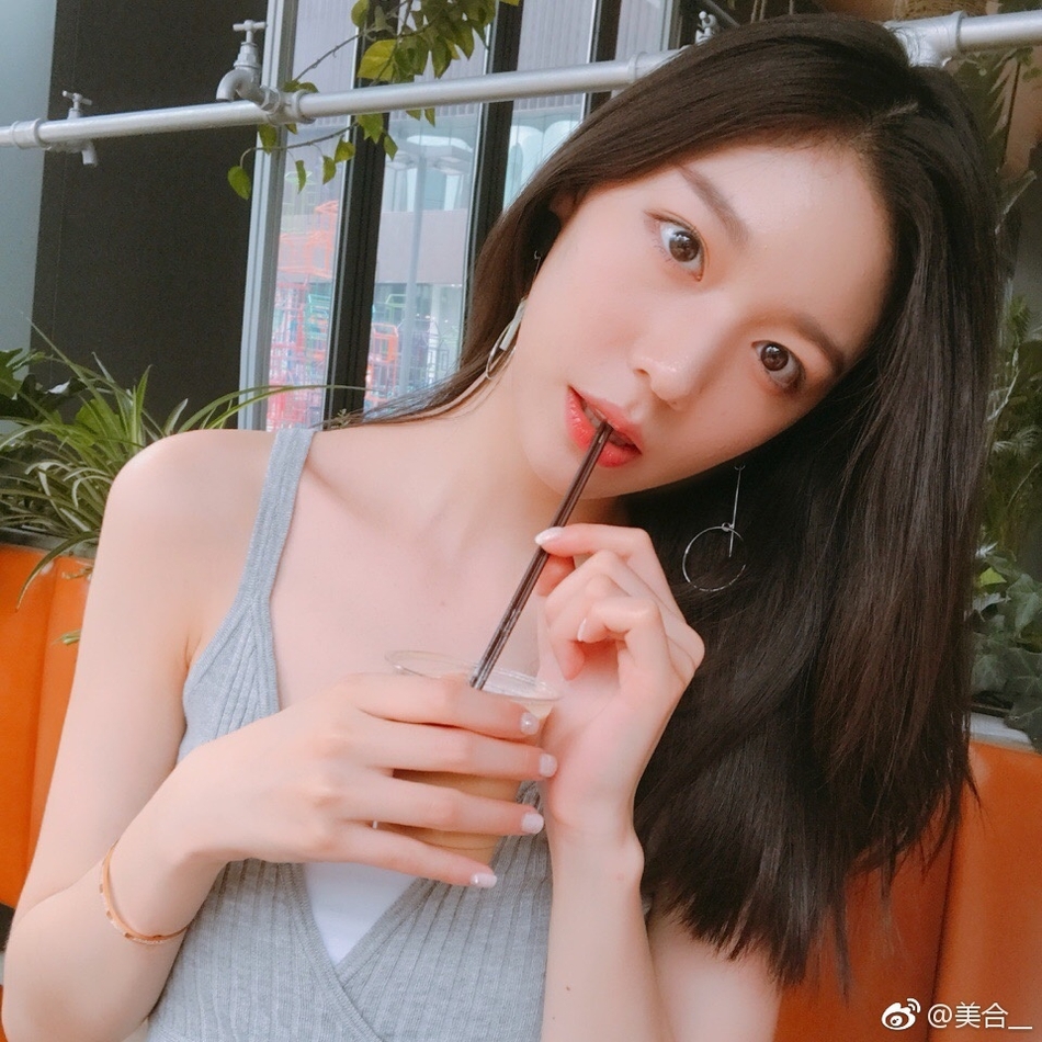 耀莱千金慕美合晒自拍 大眼浓眉清秀不输baby