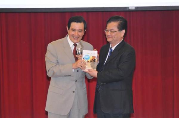 马英九批两岸服贸协议中断:台湾自甘落后 马英九批两岸服贸协议中断:台湾自甘落后