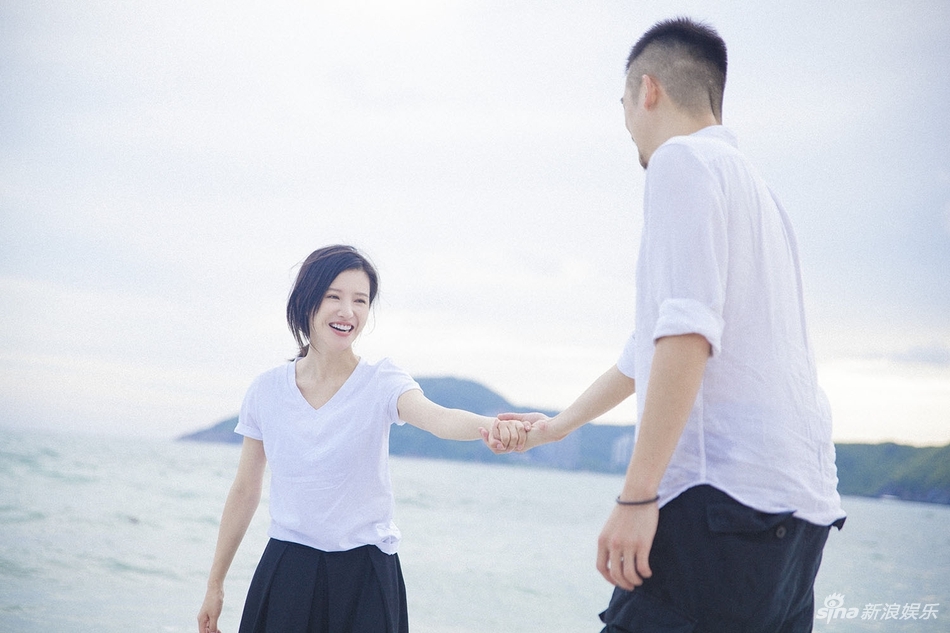 杨子姗吴中天生活照曝光 海边甜蜜嬉戏羡煞旁人