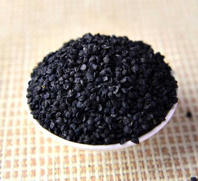 用韭菜籽泡酒喝,用一次,下次就不敢多喝,太补了