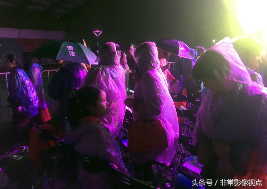 众歌星云集四线小城商演 为什么压轴歌手一上