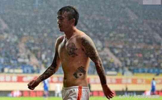 这就是真正差别!C罗洁身自好,国足被批白皮猪