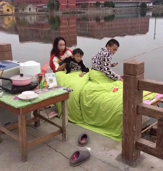 男子痴迷钓鱼,把床搬到水边,吃住就地解决,村民