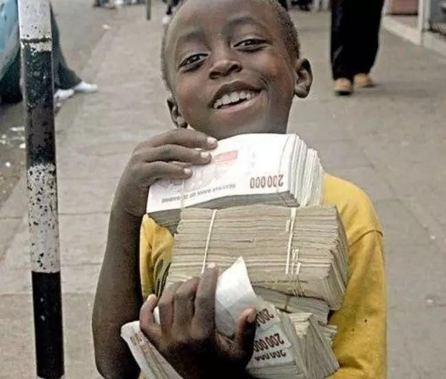 津巴布韦经济崩溃的鸡蛋卖50万亿元!想用人民