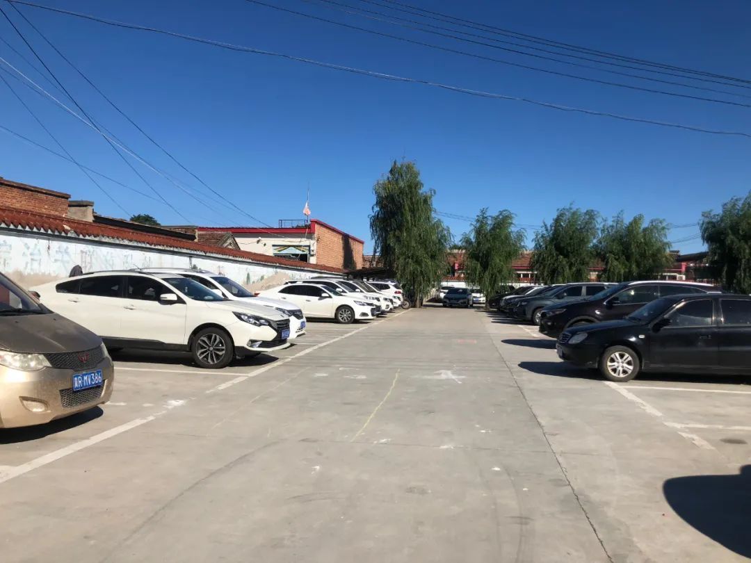 通过土地平整,路面硬化等措施,改造出72处小型停车场