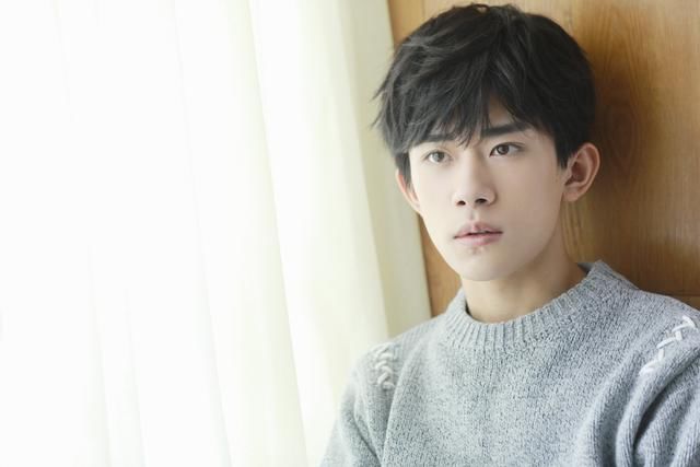 看过易烊千玺小时候的照片才知道什么叫做整容