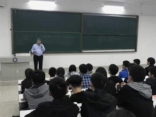 数学界诺奖得主在电子科大给本科生上课