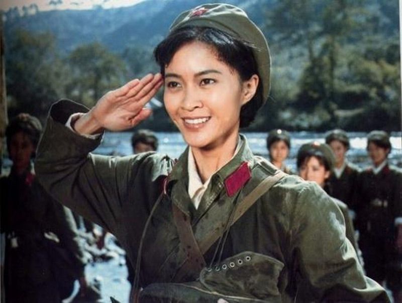 她是首位春晚英语主持人,嫁小10岁老公,如今6