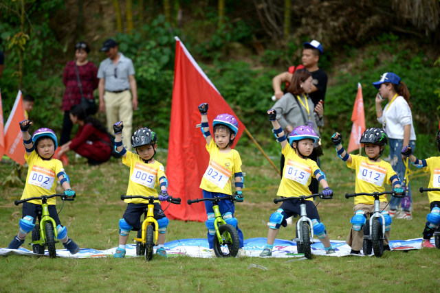 音乐节上的滑步车比赛这样玩?听听幼儿园园长