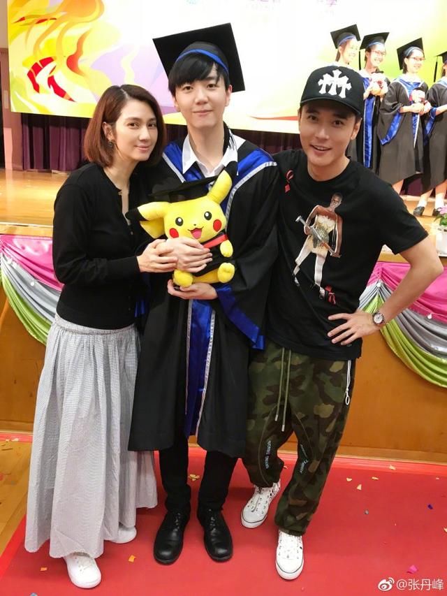 张丹峰和大10岁妻子参加继子毕业典礼,他和继