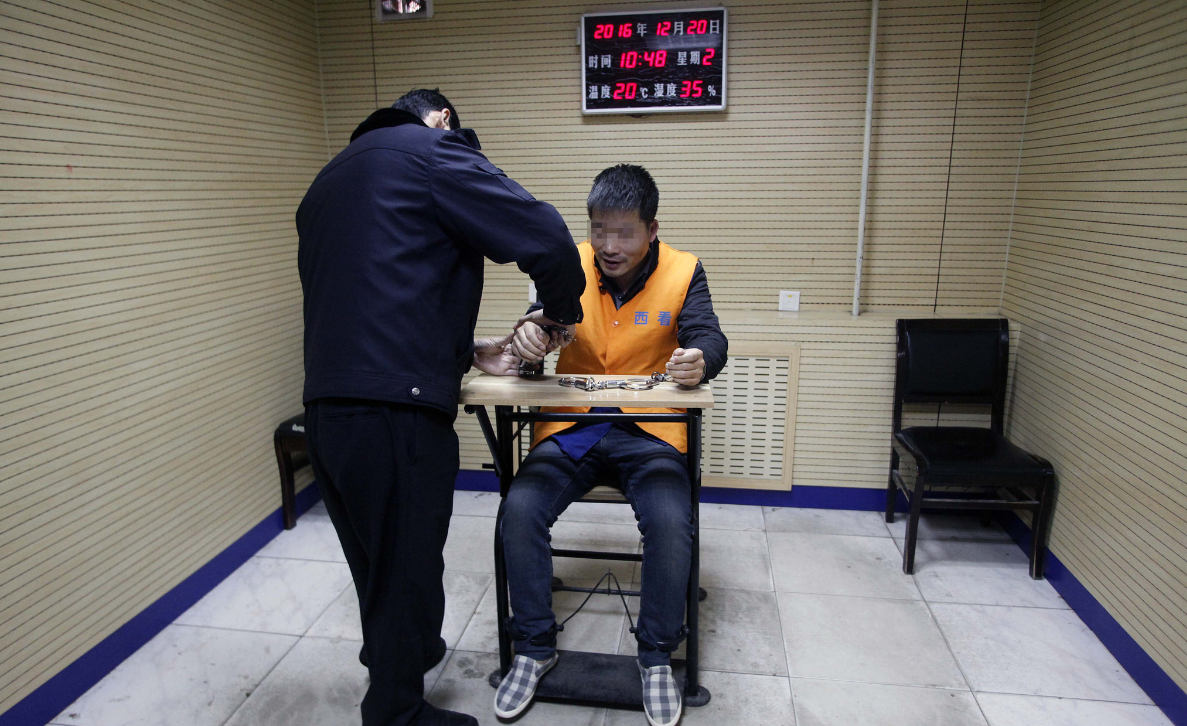 西安“十大逃犯”之一逃亡十年终自首 亲人认不出 西安“十大逃犯”之一逃亡十年终自首 亲人认不出