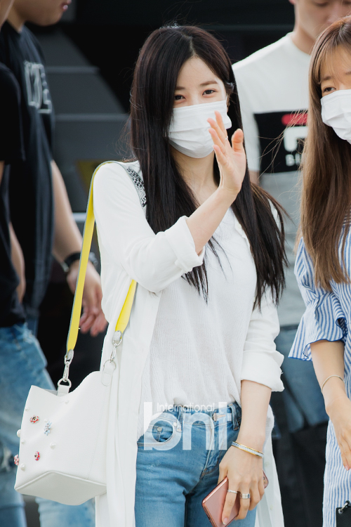 女团apink现身机场 小姐姐穿搭好靓丽!