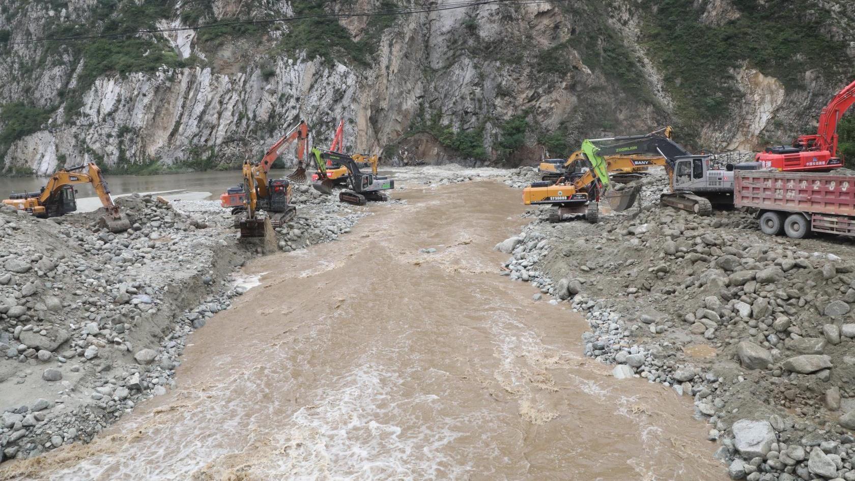 汶川泥石流现场丨板子沟与岷江河道排险进展迅速 交汇处已基本畅通