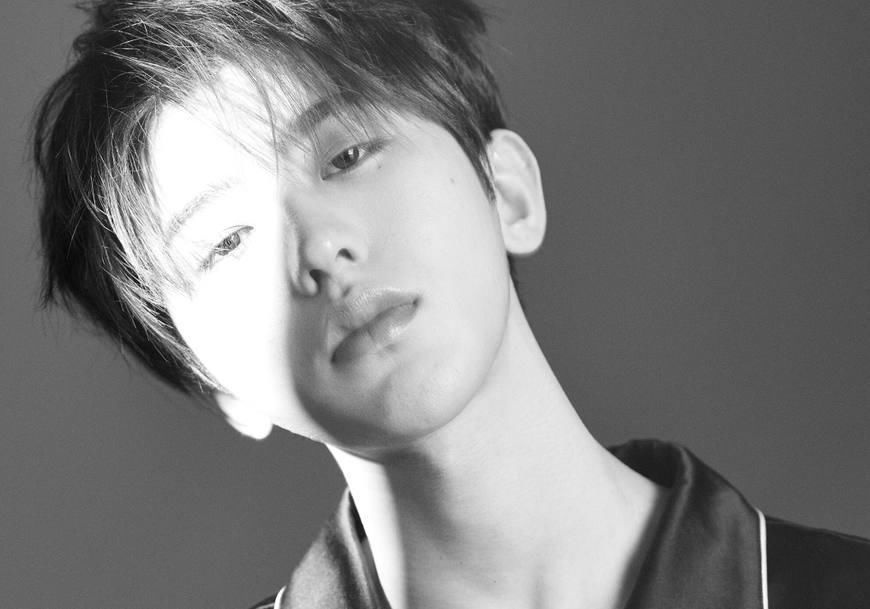 蔡徐坤裤子太宽往下掉,舞台上提裤11次,粉丝