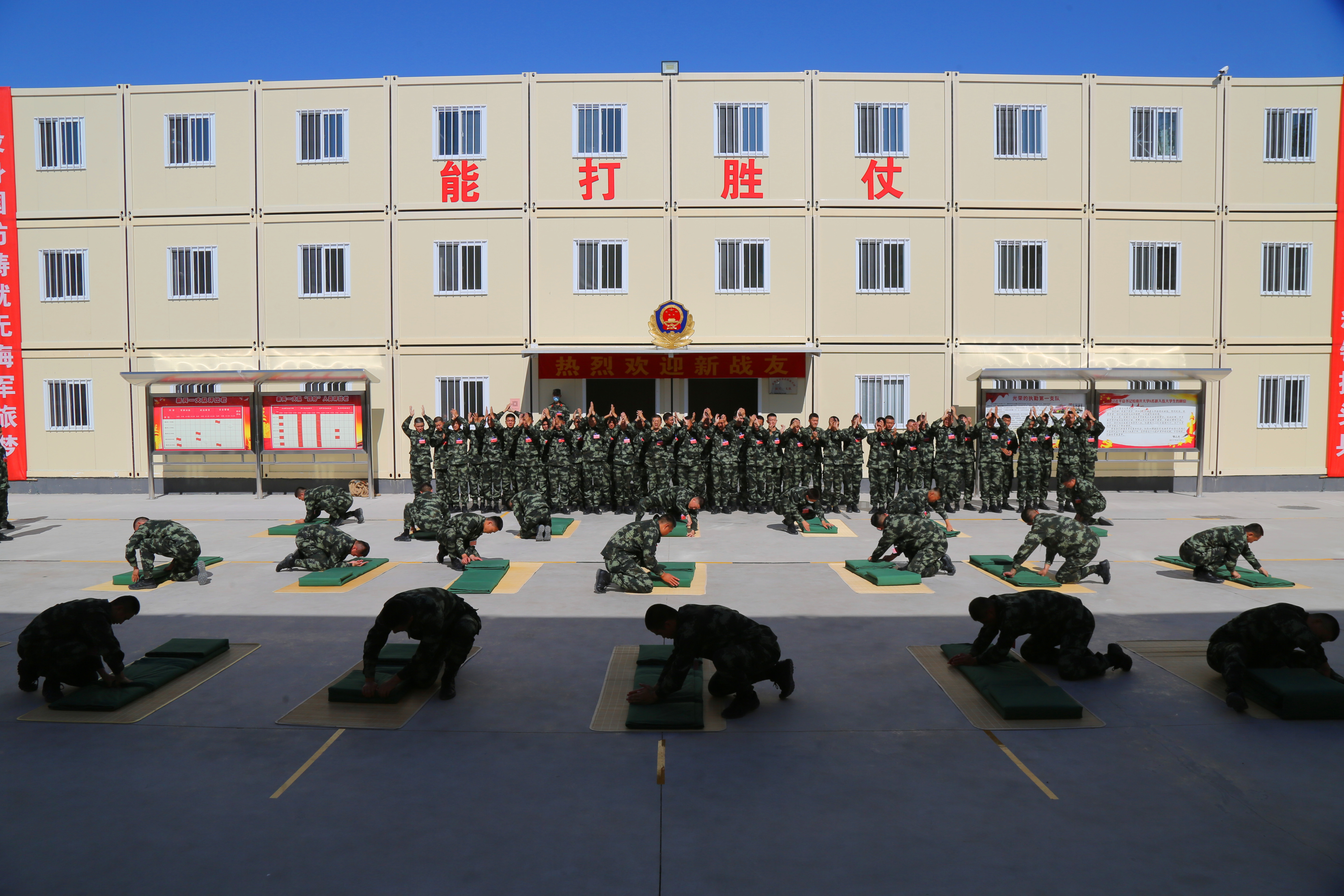 武警官兵比赛叠被子 揭秘豆腐块的秘密