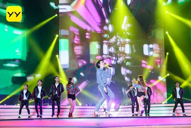 吴莫愁穿高跟鞋还大跳热舞,为了YY年度盛典真