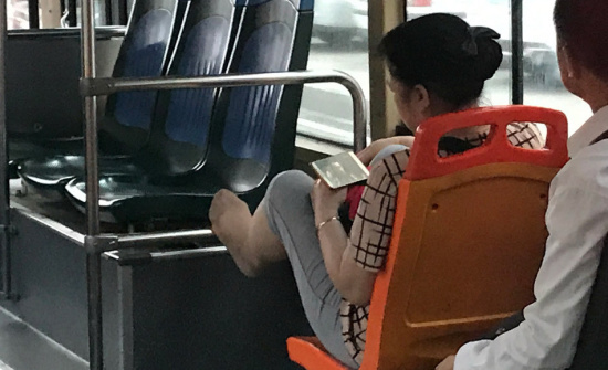 广州公交上丝袜大妈双腿翘出6种姿势 够