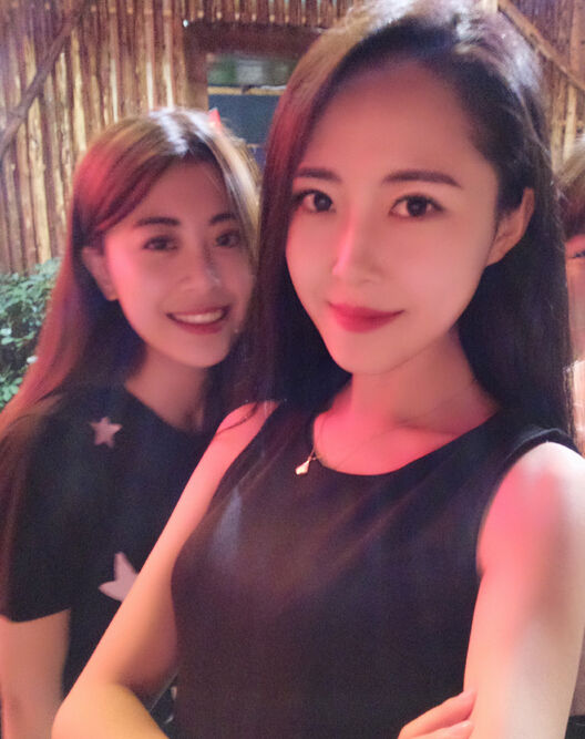 国足白斩鸡事件再升级!豪车开着美女抱着,难怪