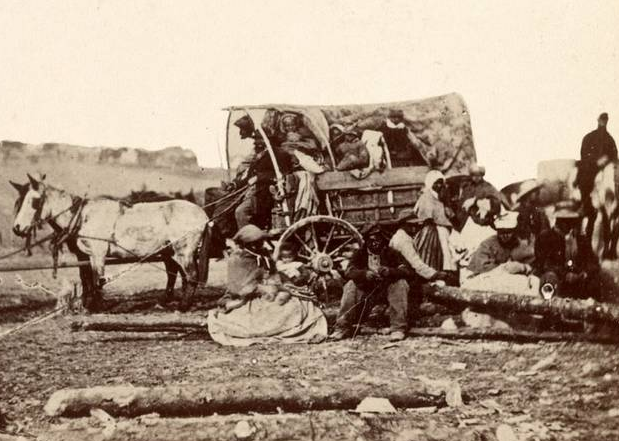 近日，网上一组图片揭露了美国南北战争后美国非裔奴隶名存实亡的“自由”生活。虽然美国法律终结了美国奴隶制度，但非裔美国人的奴役生活却并无多大的改变。