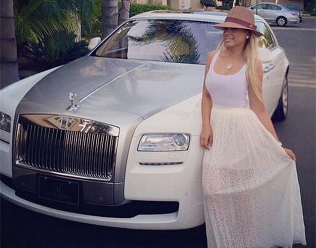 价值二十万英镑,所以自从麦迪娜当了梅威瑟的女友之后,生活可谓是非常