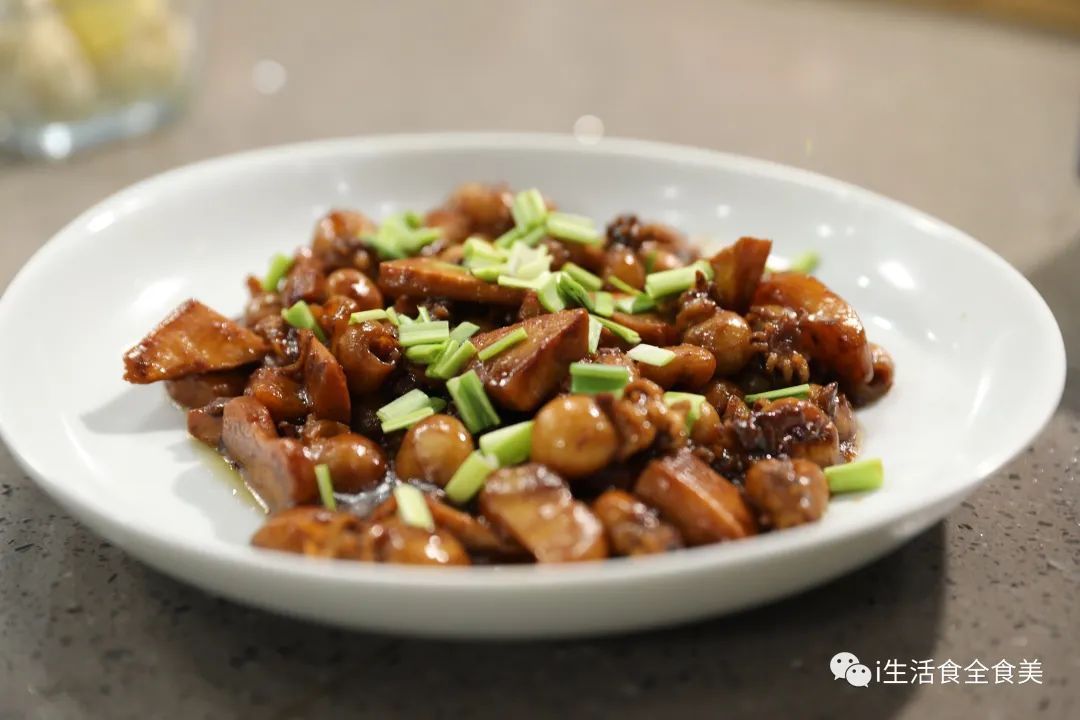 挂满酱汁的墨鱼仔这么做没腥味还超级下饭,跟着大厨一学就会!